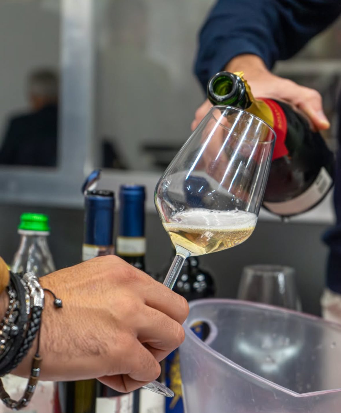 Bollicine versate nel calice durante una degustazione CDB